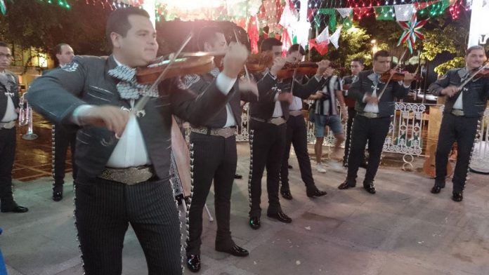 Mariachi Nuevo Tecalitlán Lleva la Fiesta al Aire Libre en Puerto Vallarta