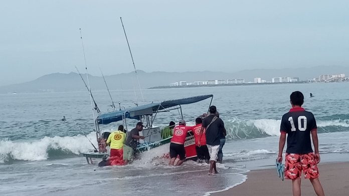 Con el apoyo de Protección civil se logró rescatar embarcación encallada