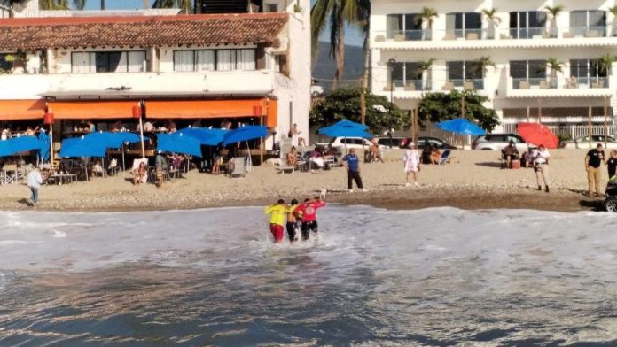 Aunque se pudo rescatar a dos personas, hay un hombre desaparecido en Playa Camarones
