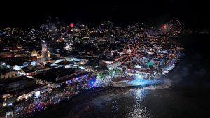 En el malecón de Puerto Vallarta se congregaron más de 20 mil personas para celebra el inicio de año