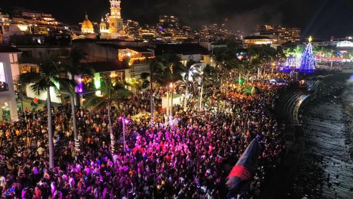 En el malecón de Puerto Vallarta se congregaron más de 20 mil personas para celebra el inicio de año