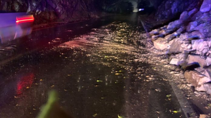 Derrumbe en crucero de Chacala genera alteraciones la carretera federal 200