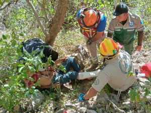 Hombre rescatado en barranco en Hostotipaquillo