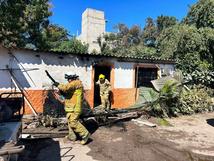 Incendio en casa-habitación en San Blas, es controlado por bomberos nayaritas