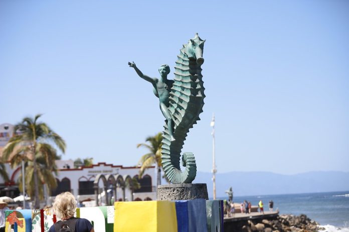 Pablo Lemus apuesta por el turismo de playa en Jalisco