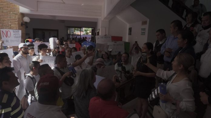 Militantes Morena se manifiestan en Presidencia Municipal