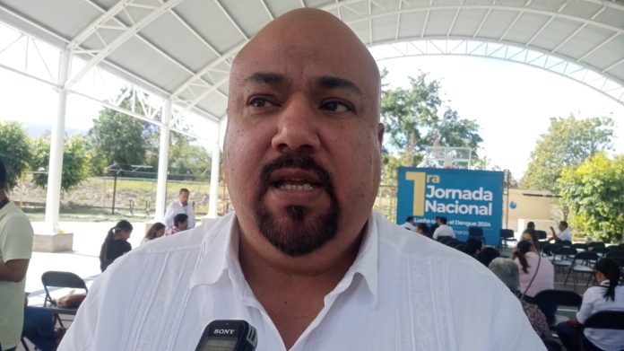 El director de la VIII Región Sanitaria de la Secretaría de Salud, Jaime Zayas, enfatiza la importancia de la frescura de alimentos del mar