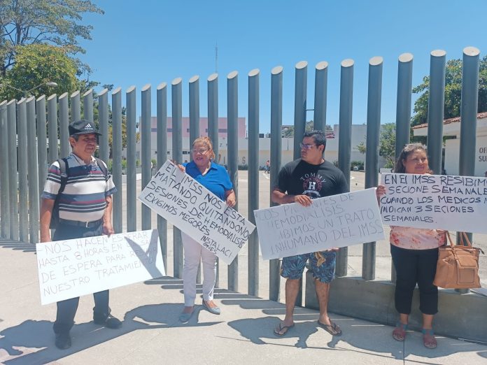 Se manifiestan afuera del HGZ 42, por problemas con hemodiálisis