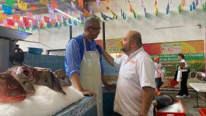 "El Mochilas" visita mercado Palmar de Aramara