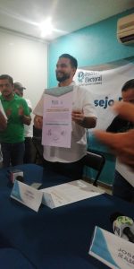 Luis Munguía recibe constancia como alcalde electo y promete gobierno transparente y eficaz tras obtener constancia electoral