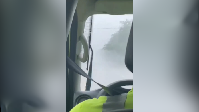 Lluvia intensa, aceite y seguridad vial en la Carretera Federal 200 este lunes por la mañana. Exhortan a extremar precauciones