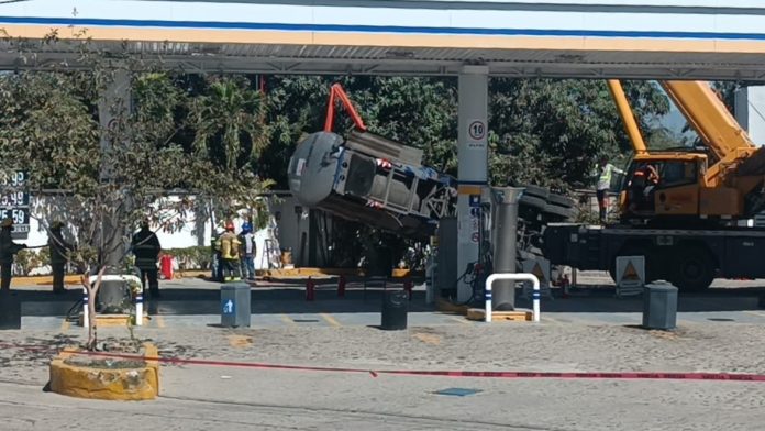 Volcadura de una pipa en gasolinera de Mezcales