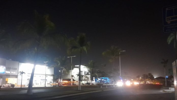 Fallo en alumbrado público a oscuras avenida principal de Vallarta