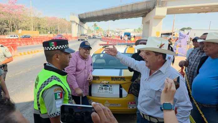 Ejidatarios bloquearon vía corta Vallarta en protesta por el impago de sus tierras. Exigen al gobierno federal el pago de una deuda de 2014
