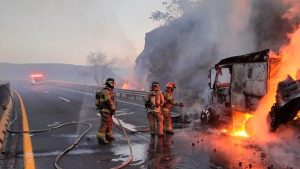 Miles de turistas se vieron afectados por el incendio de un tráiler en la autopista Guadalajara-Tepic, a la altura del kilómetro 85