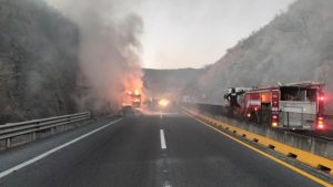 Miles de turistas se vieron afectados por el incendio de un tráiler en la autopista Guadalajara-Tepic, a la altura del kilómetro 85