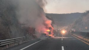 Miles de turistas se vieron afectados por el incendio de un tráiler en la autopista Guadalajara-Tepic, a la altura del kilómetro 85