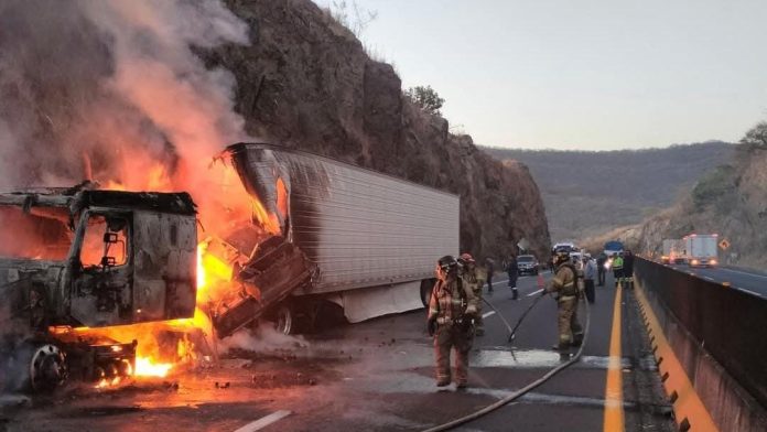 Miles de turistas se vieron afectados por el incendio de un tráiler en la autopista Guadalajara-Tepic, a la altura del kilómetro 85