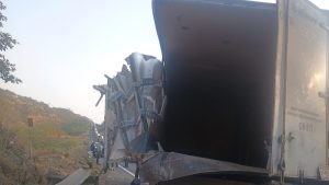 Al menos seis personas resultaron lesionadas tras un choque en la carretera Tepic-Guadalajara entre un autobús de pasajeros y camión de carga