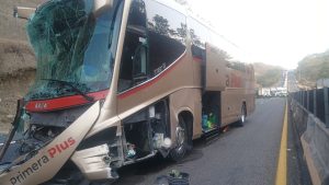 Al menos seis personas resultaron lesionadas tras un choque en la carretera Tepic-Guadalajara entre un autobús de pasajeros y camión de carga