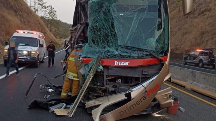 Al menos seis personas resultaron lesionadas tras un choque en la carretera Tepic-Guadalajara entre un autobús de pasajeros y camión de carga