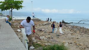 Vallarta se une al Día del Medioambiente con limpieza de sus playas como parte de estrategia nacional contra plásticos marinos