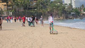 Vallarta se une al Día del Medioambiente con limpieza de sus playas como parte de estrategia nacional contra plásticos marinos