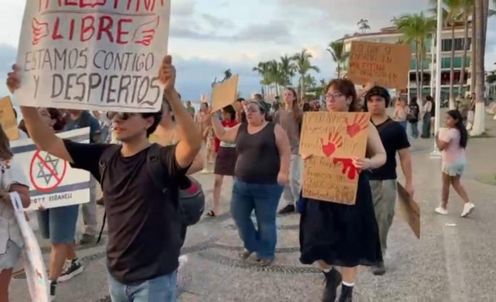 Se manifiestan en Vallarta por Gaza en una marcha pacífica con cacerolas y consignas, como parte de un movimiento global