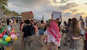 Se manifiestan en Vallarta por Gaza en una marcha pacífica con cacerolas y consignas, como parte de un movimiento global