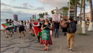 Se manifiestan en Vallarta por Gaza en una marcha pacífica con cacerolas y consignas, como parte de un movimiento global