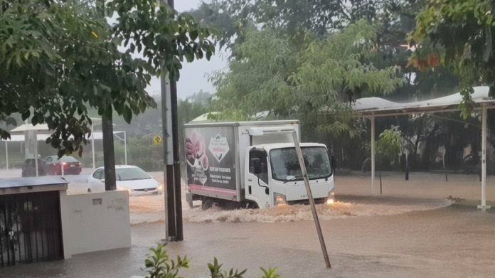 Protección Civil reporta inundaciones en Puerto Vallarta tras fuerte tormenta; colonias y avenidas principales registraron afectaciones