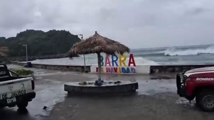 El huracán Priscilla no deja daños en Jalisco, aunque Protección Civil mantiene vigilancia por oleaje elevado y vientos ligeros