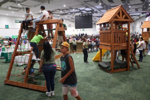Luis Munguía presenta su primer informe de gobierno en Vallarta, destacando avances en educación, infraestructura, medio ambiente y salud