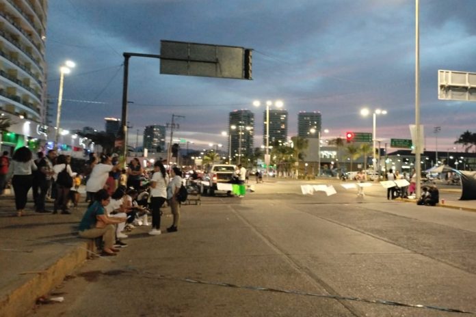 Bloqueo en la Medina Ascencio continuará toda la noche