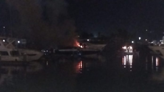 Incendio en yate anclado en Marina Vallarta