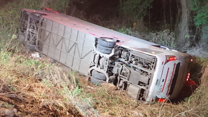Autobús: Fiscalía de Nayarit confirma una fallecida por accidente